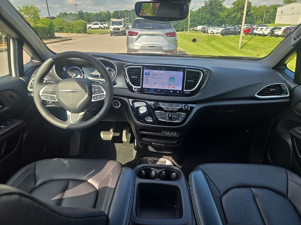 2025 Chrysler Pacifica Select