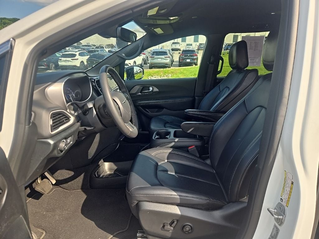 2025 Chrysler Pacifica Select