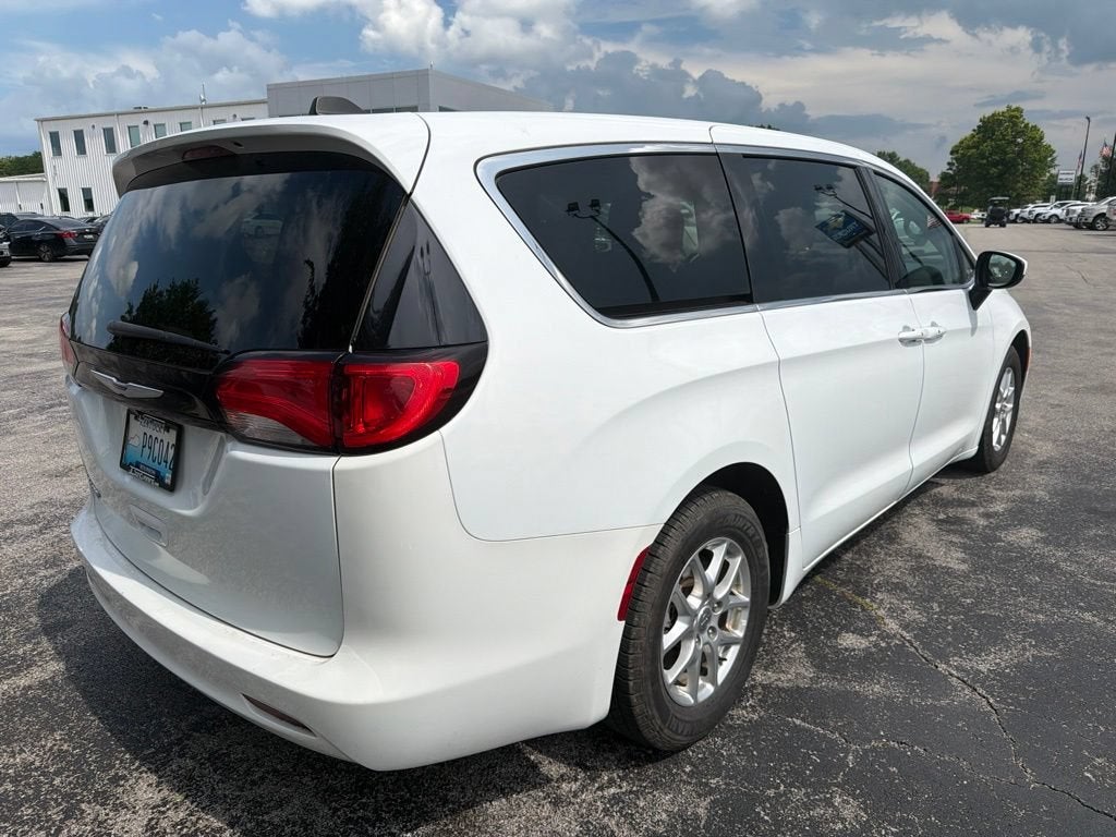 2023 Chrysler Voyager LX