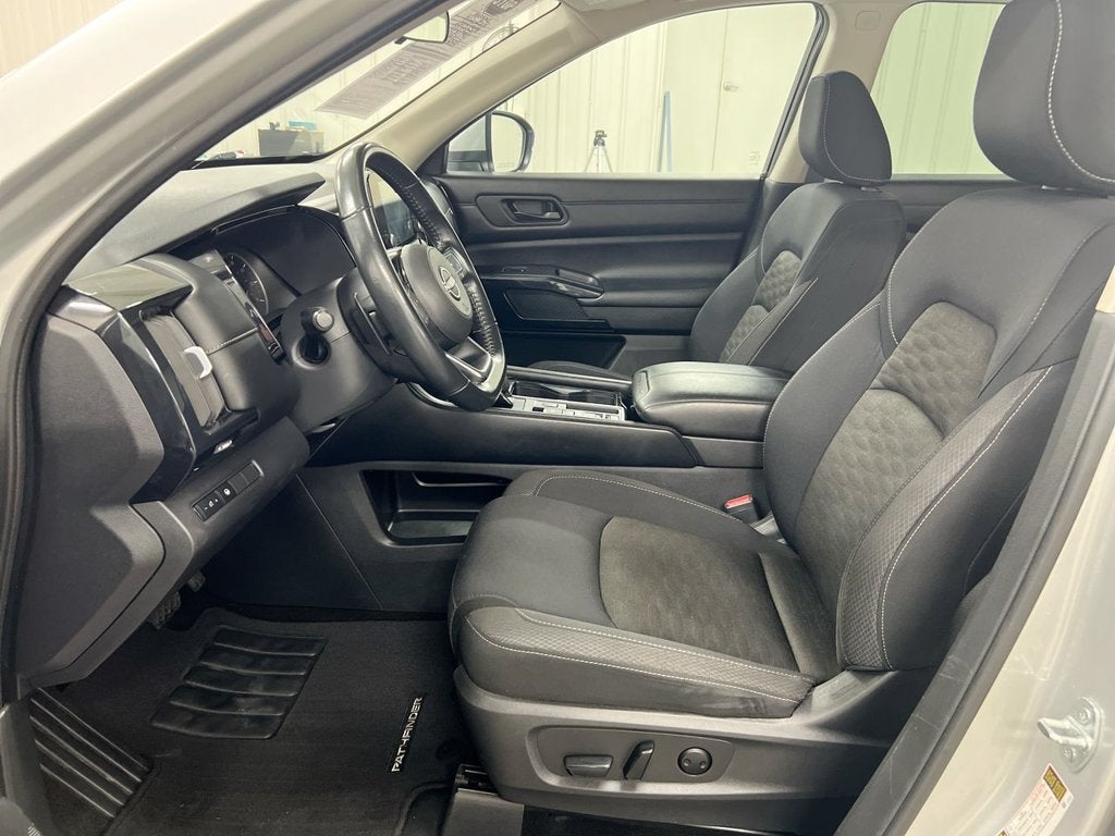 2023 Nissan Pathfinder SV