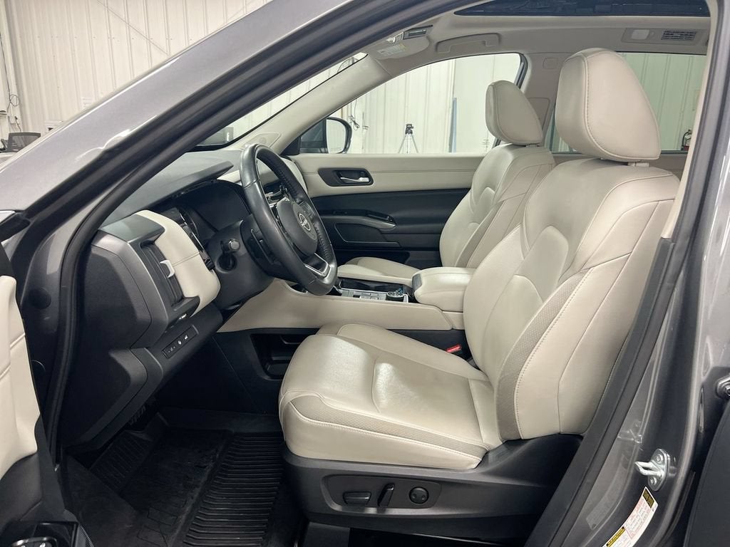 2023 Nissan Pathfinder SL