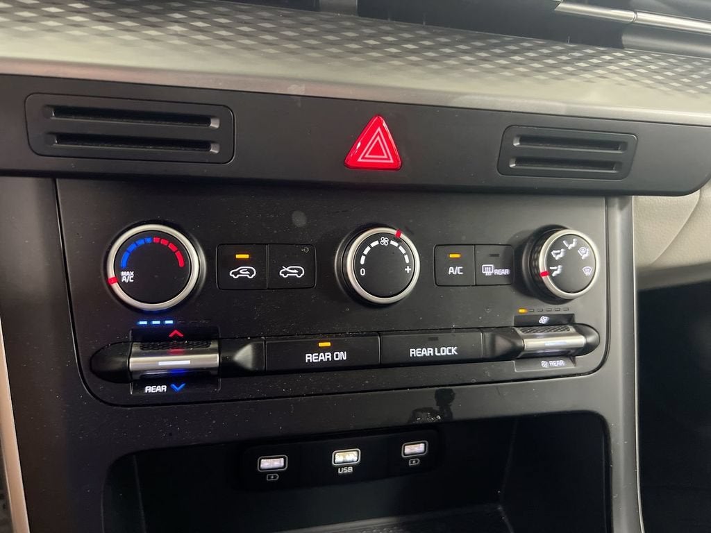2023 Kia Carnival LX