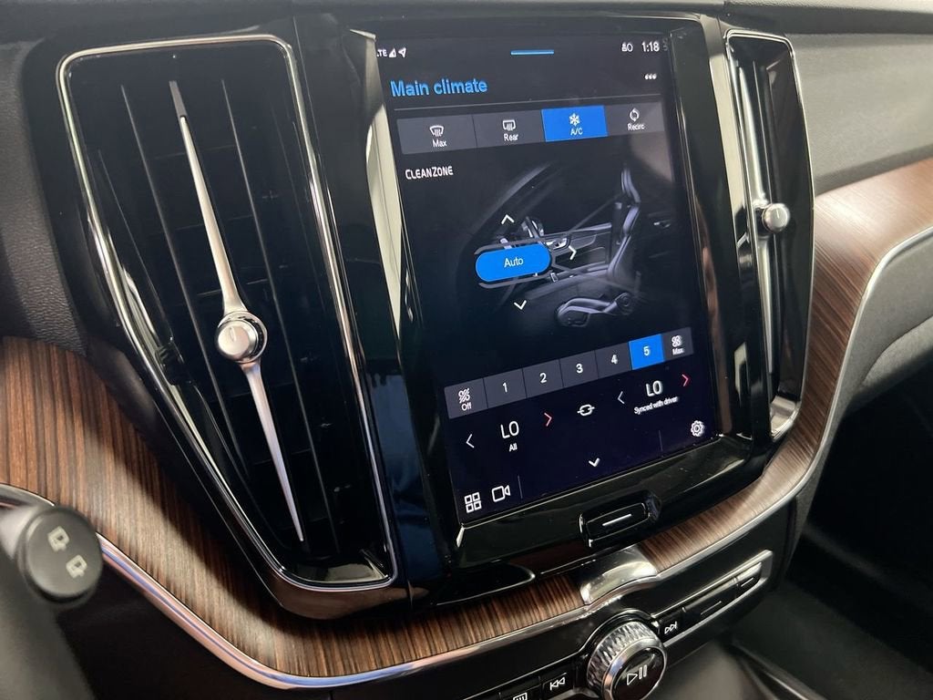 2023 Volvo XC60 Plus Bright Theme