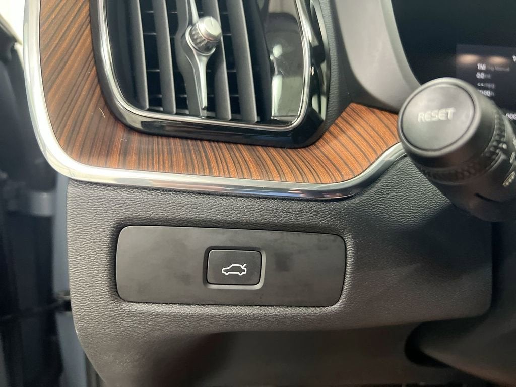 2023 Volvo XC60 Plus Bright Theme