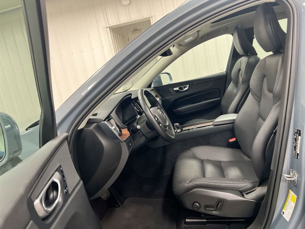 2023 Volvo XC60 Plus Bright Theme