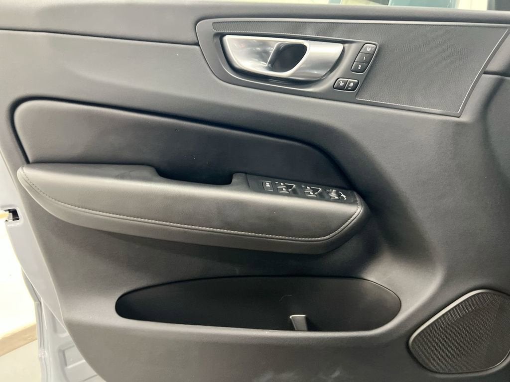2023 Volvo XC60 Plus Bright Theme