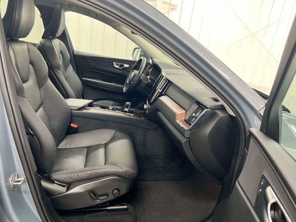 2023 Volvo XC60 Plus Bright Theme