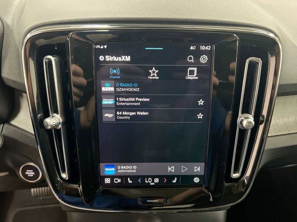 2024 Volvo XC40 Plus Dark Theme