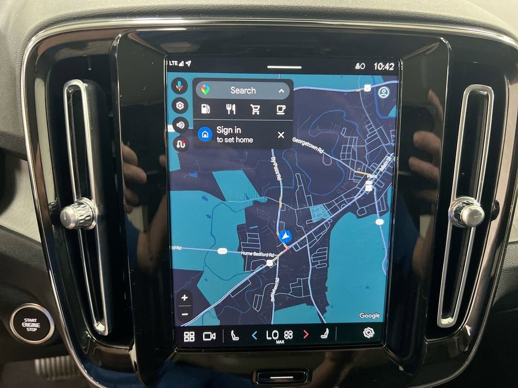 2024 Volvo XC40 Plus Dark Theme
