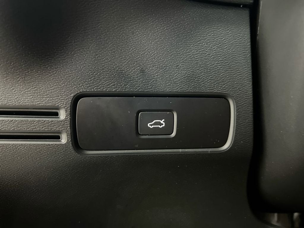 2024 Volvo XC40 Plus Dark Theme