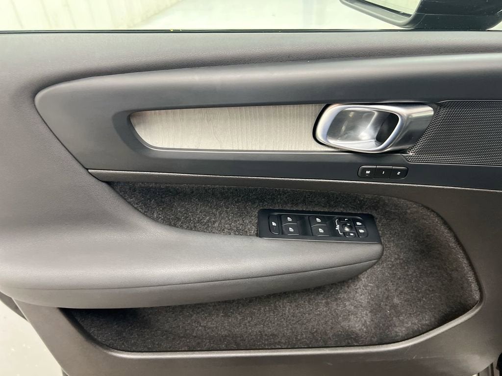 2024 Volvo XC40 Plus Dark Theme