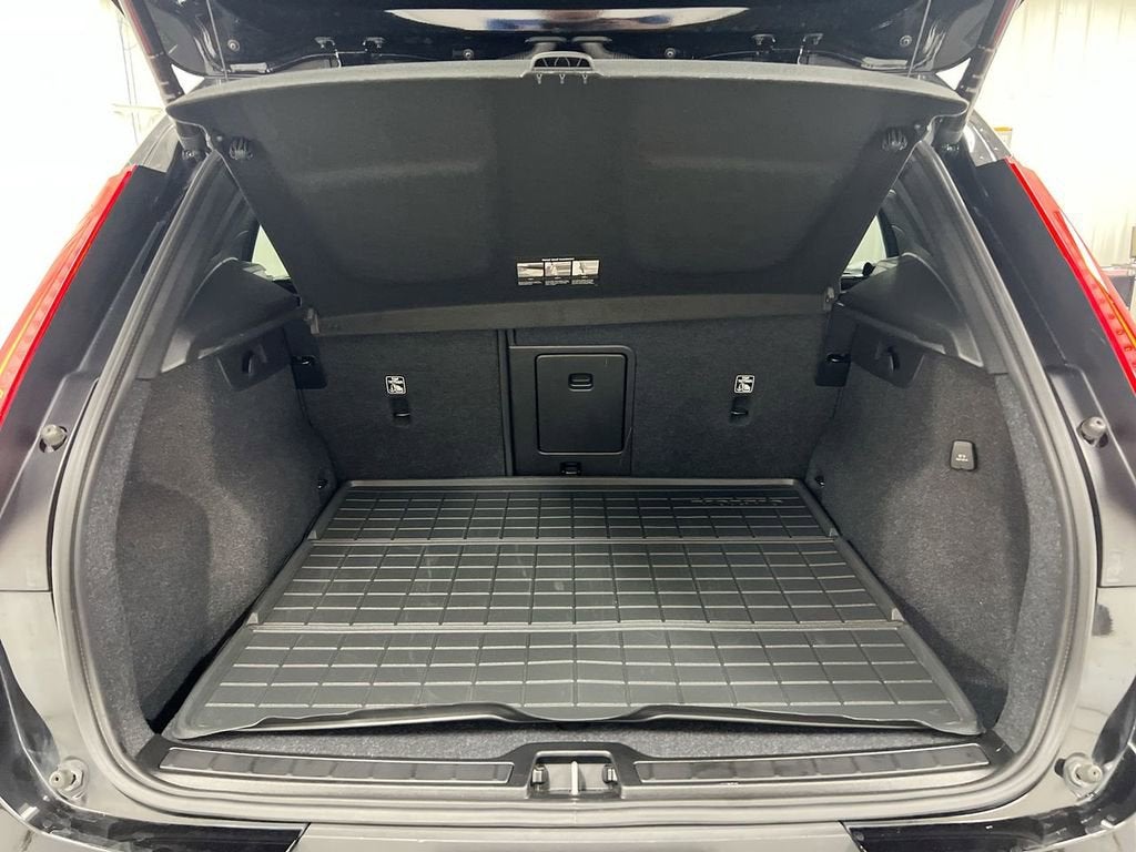2024 Volvo XC40 Plus Dark Theme