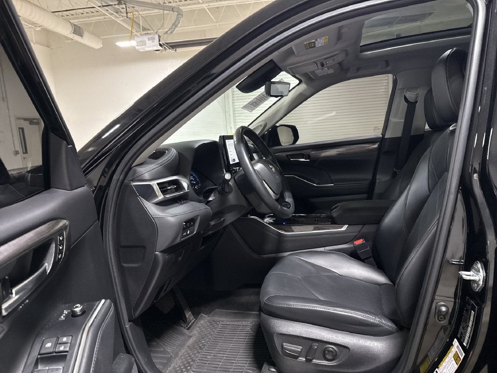 2023 Toyota Highlander Hybrid Platinum