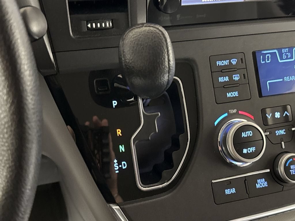 2017 Toyota Sienna LE Auto Access Seat